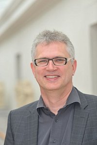 Prof. Dr. Dirk Evers
(Foto: Jörg Hammerbacher)