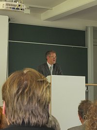 Prodekan Prof. Dr. Jrg Ulrich stellte in seiner anregenden und unterhaltsamen Ansprache die Gemeinsamkeiten und Unterschiede von Examen und Fuballweltmeisterschaft heraus.