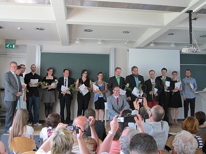 Propst Dr. Johann Schneider (vorn Mitte) gratulierte im Namen der Ev. Kirche Mitteldeutschlands unseren Absolventinnen und Absolventen.