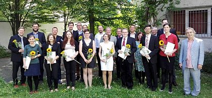 Absolventinnen und Absolventen des SS 2017 mit dem Professorium im Garten der Theologischen Fakultt