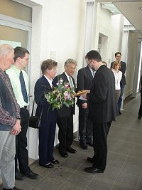 Übergabe des Buches an die Eltern durch PD Dr. Lang