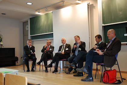 Podiumsdiskussion am 12.4.2012
(von links: OKR Manfred Seifert, Prof. Dr. Wilhelm Gräb, Propst Siegfried Kasparick, Prof. Dr. Michael Domsgen, Prof. Dr. Reiner Knieling, Prof. Dr. Christian Grethlein)