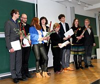 Frischgebackene Diplomtheologinnen und -theologen sowie eine Magisterabsolventin nahmen die Zeugnisse und Glckwnsche des Prodekans Prof. Ulrich entgegen.