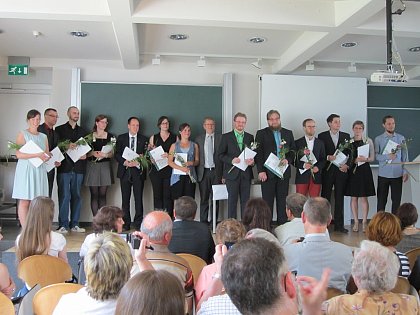 Die Absolventinnen und Absolventen des SS 2014 mit Prodekan Prof. Ulrich (Mitte)