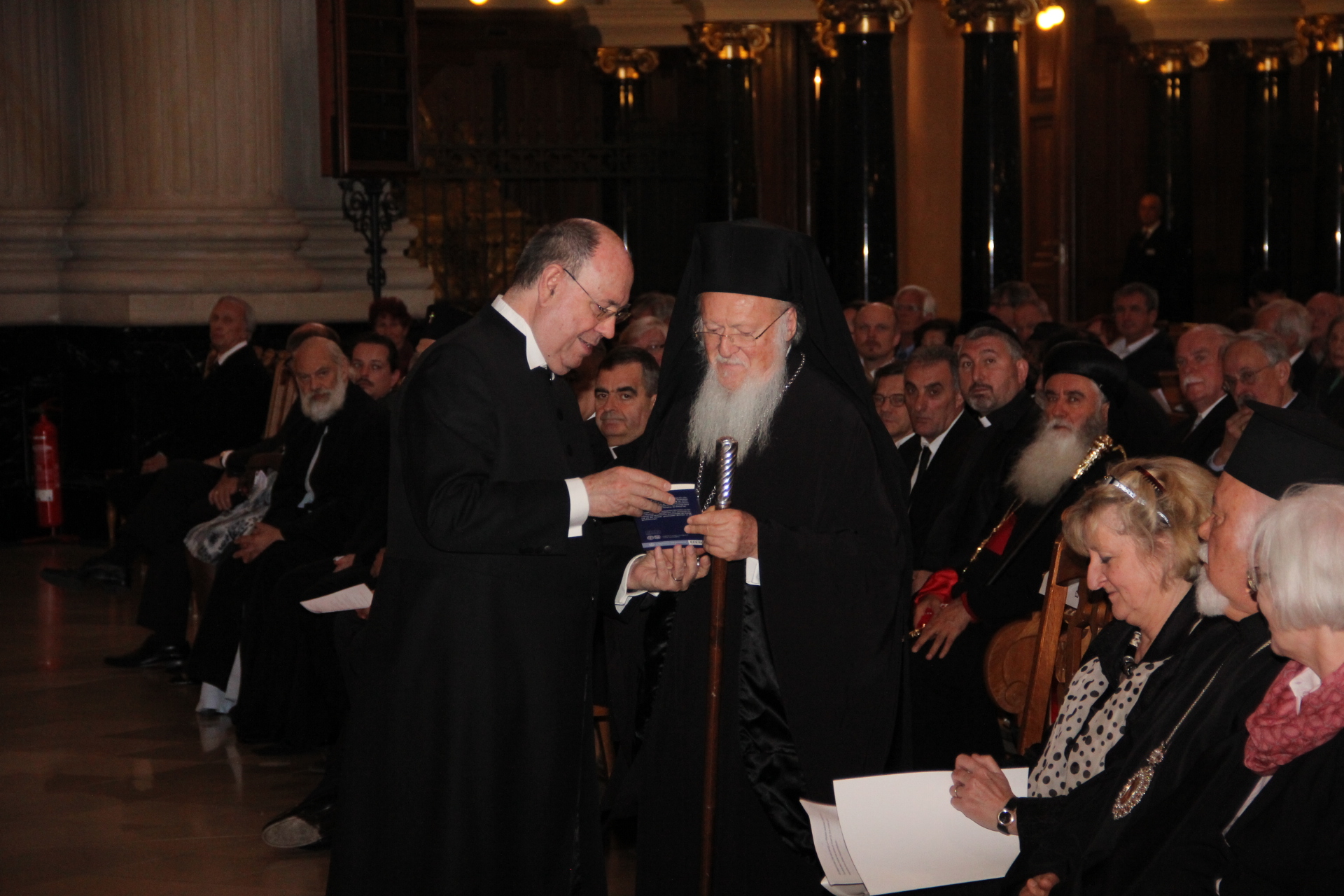 Der Ratsvorsitzende der EKD Nikolaus überreicht dem Ökumenischen Patriarchen von Konstantinopel Bartholomaios das neu erschienene Dialogwörterbuch