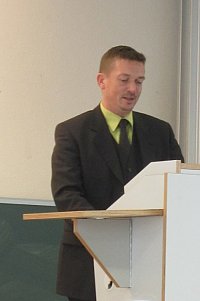 Prodekan Prof. Dr. Daniel Cyranka whrend seiner Ansprache, bei der er besonders auf die Bedeutung des erreichten akademischen Abschlusses einging.