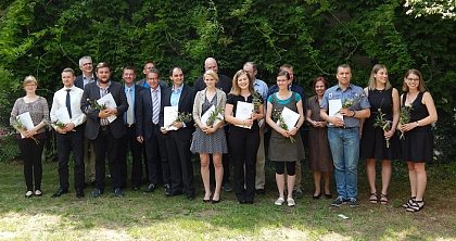 Die Absolventinnen und Absolventen des Sommersemesters 2015 gemeinsam mit der Professorenschaft im Garten der Theologischen Fakultät.