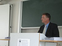 Prodekan Prof. Dr. Daniel Cyranka bei seiner Ansprache bei der Absolventenverabschiedung im SS 2015, bei der er u.a. die Chancen der Jungakademikerinnen und -akademiker mit den erreichten Abschlsse in den Blick nahm.