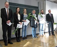 Einige unserer Lehramtsabsolventinnen und -absolventen zusammen mit Propst Dr. Johann Schneider und Prodekan Prof. Dr. Michael Domsgen auf der Hrsaalbhne