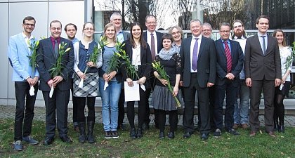 Die Absolventinnen und Absolventen des Wintersemesters 2015/16 gemeinsam mit der Professorenschaft im Garten der Theologischen Fakultät
