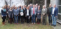 Die Absolventinnen und Absolventen des Wintersemesters 2016/17 gemeinsam mit der Professorenschaft im Garten der Theologischen Fakultät.