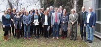 Die Absolventinnen und Absolventen des Wintersemesters 2016/17 gemeinsam mit der Professorenschaft im Garten der Theologischen Fakultt.