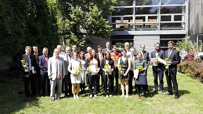 Die Absolventinnen und Absolventen versammelten sich mit den Professorinnen und Professoren im Garten der Theologischen Fakultät zu einem Erinnerungsfoto.