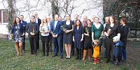 Die Absolventinnen und Absolventen des Wintersemesters 2017/18 gemeinsam mit der Professorenschaft im Garten der Theologischen Fakultät.
