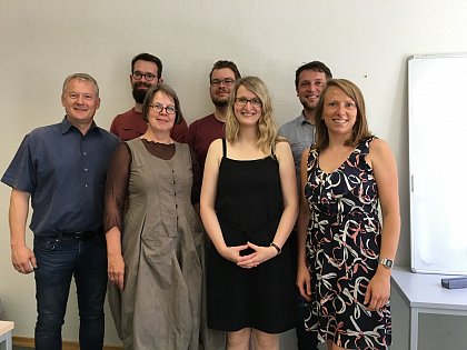 Team der Forschungsstelle Religiöse Kommunikations- und Lernprozesse
(von links, vorn: Prof. Dr. Michael Domsgen, Dr. Ariane Schneider, Dr. Teresa Tenbergen, Eva Finkenstein, hintere Reihe von links: Tobias Foß, Ernst-Ulrich Feilcke, Tobias Gruber; nicht mit im Bild: Helene Utpatel, Lena Franke)
