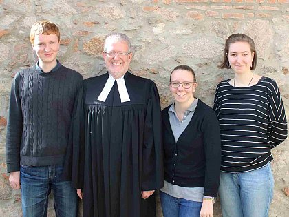 Die UGDVBG ab dem Wintersemester 2019/2020:
Johann Friedrich Röpke, Prof. Dr. Jörg Ulrich, Malina Teepe, Luri Schmidt (v. l. n. r.) im Innenhof der Theologischen Fakultät Halle.