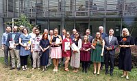 Absolventinnen und Absolventen im Sommersemester 2023 mit der Professorenschaft im Garten der Theologischen Fakultät