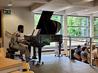 Die begeisternde musikalische Gestaltung bernahm Marcel Weigelt, selbst Lehramtsabsolvent im Sommersemesters 2023