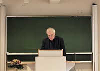 Prodekan Prof. Dr. Dirk Evers bei seiner Ansprache an die Absolventinnen und Absolventen des Wintersemesters 2022/2023 und des Sommersemesters 2023, an deren anwesende Familienangehrige sowie an die versammelten Professorinnen und Professoren, Wissenschaftlichen Mitarbeiterinnen und Mitarbeiter sowie Studierende der Theologischen Fakultt.