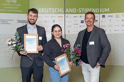 Mit dem Deutschlandstipendium werden an der Theologischen Fakultät gefördert: Daniel Siegmund und Leonie Beger. Hier bei der Festveranstaltung zur Verleihung mit Dekan Prof. Dr. Daniel Cyranka (v.l.n.r.)
© Foto: Martin-Luther-Universität Halle-Wittenberg, Maike Glöckner