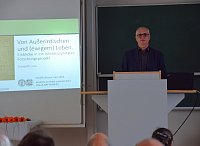Prodekan Prof. Dr. Dirk Evers begrüßte die Anwesenden im vollbesetzten Hörsaal und führte durch das Programm © Fotos: Paulien Wagener