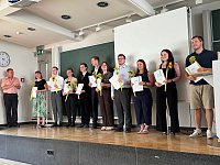 AbsolventInnen gemeinsam mit Prodekan Prof. Dr. Friedemann Stengel